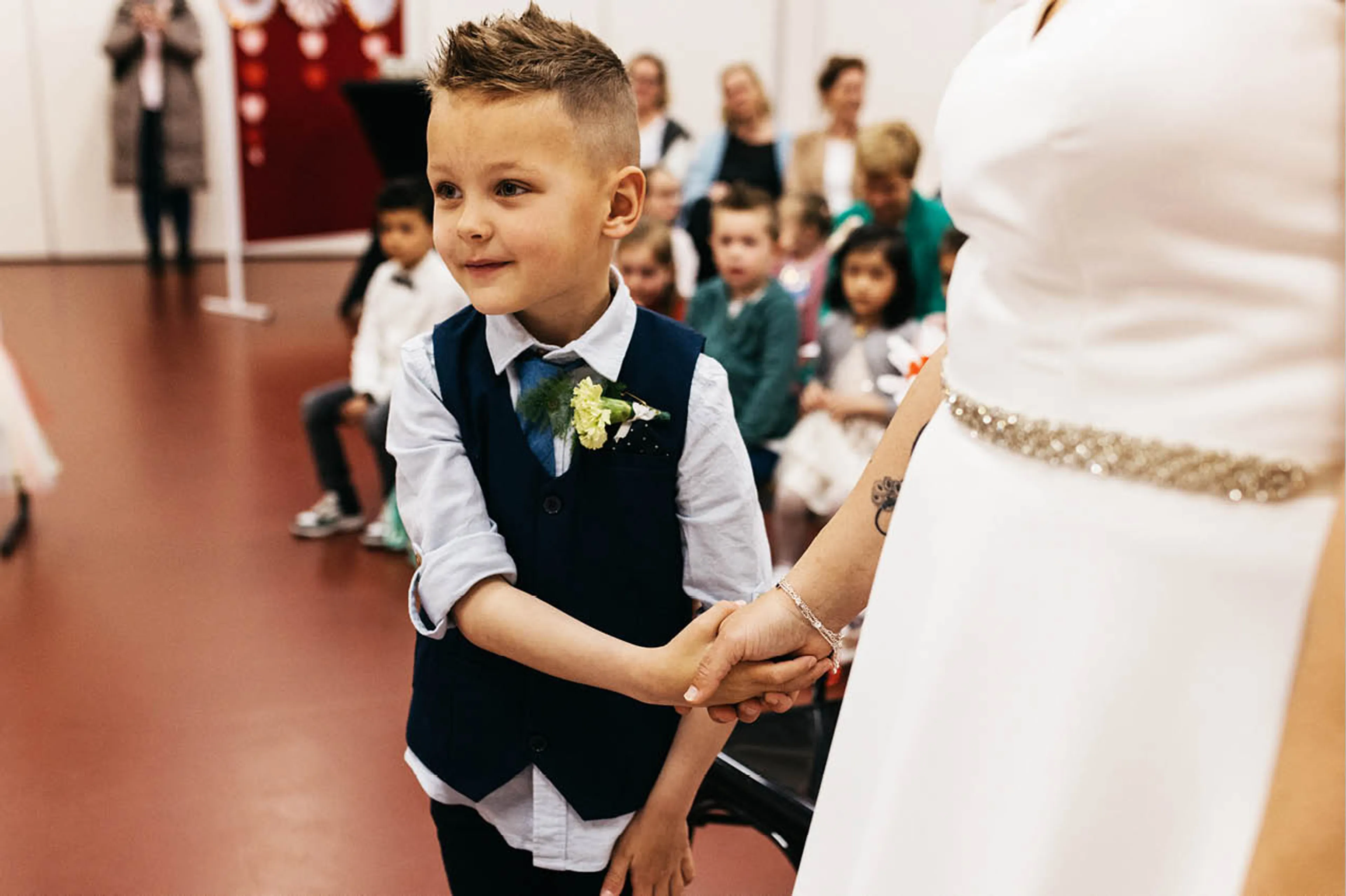 Sems allergrootste wens komt uit met Make a Wish: trouwen met mama. Hij heeft een blouse en kort stekeltjeshaar aan en houdt de hand vast van zijn moeder, die in een trouwjurk naast hem staat.